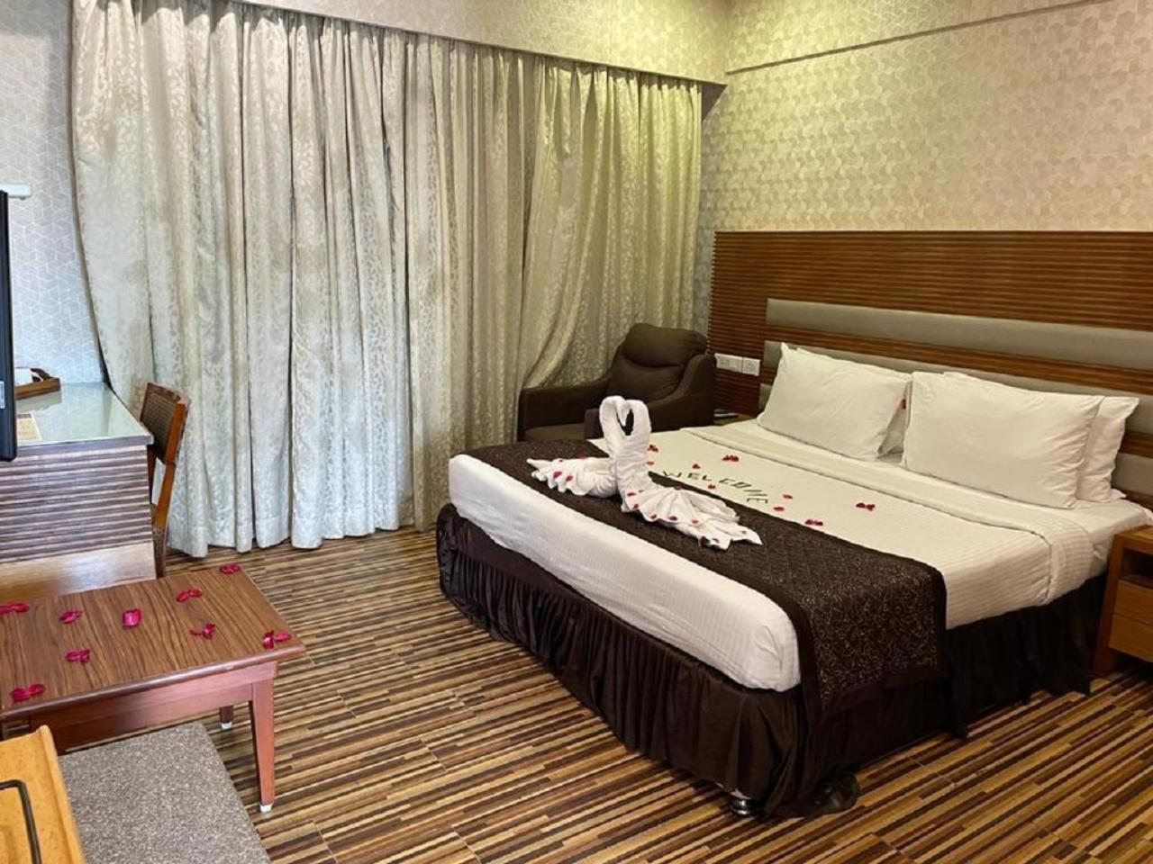 St Laurn The Spiritual Resort Shirdi Eksteriør billede